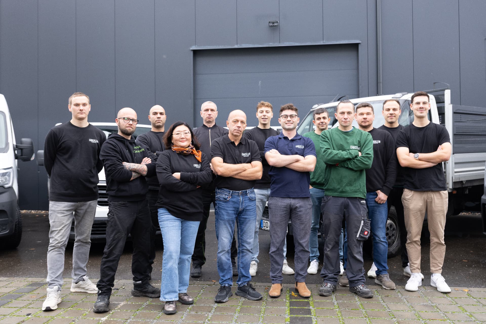 Das Team der OBOLUS Group vor der Firmenzentrale in Dresden