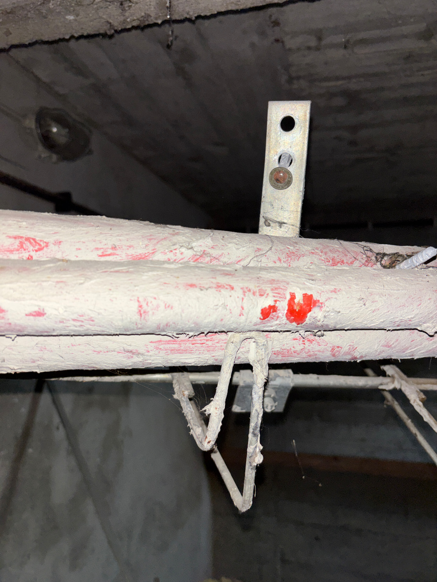Kabel mit asbesthaltiger Gips-Ummantelung im Umspannwerk vor dem Ausbau