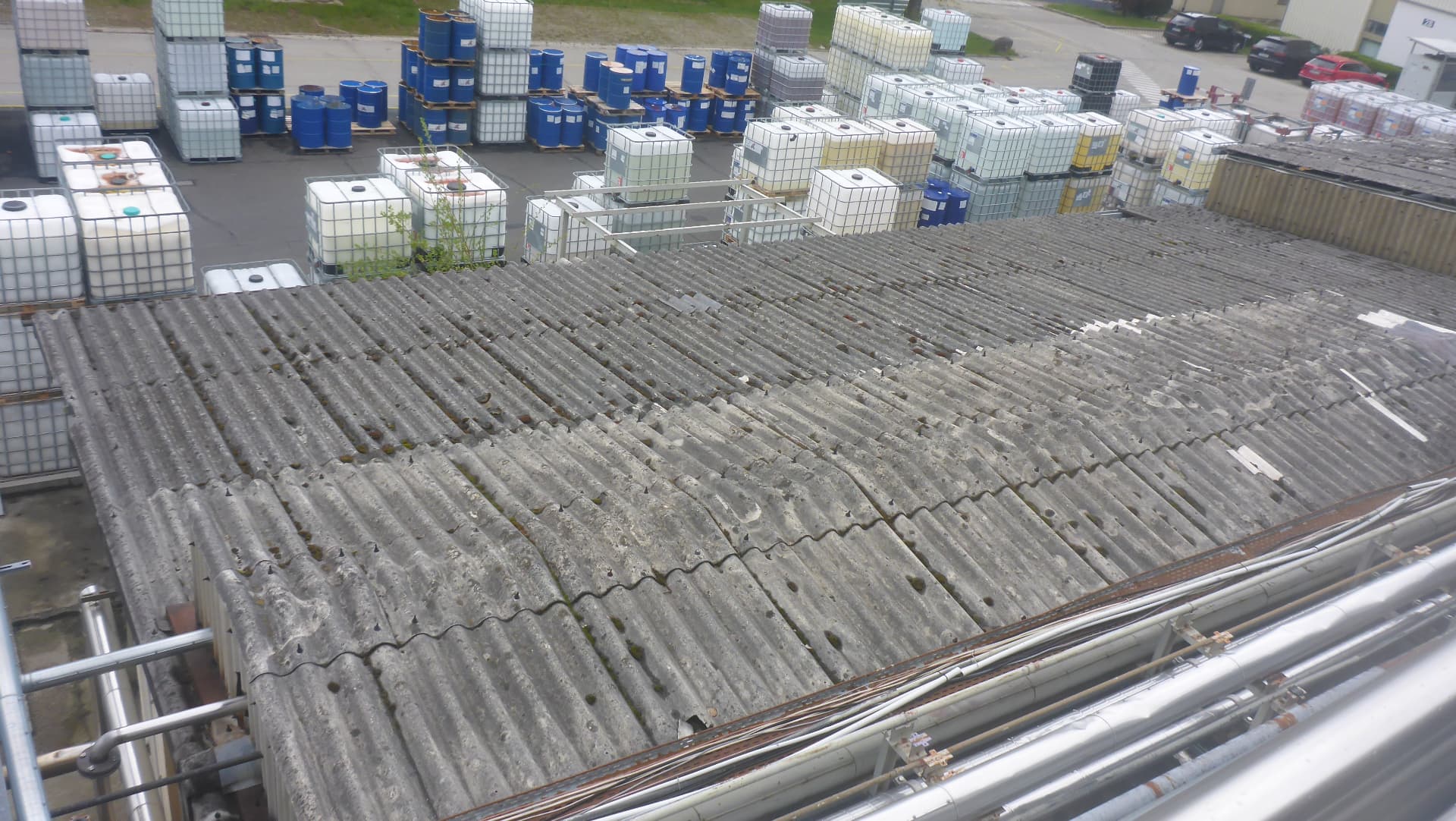 Altes Wellasbestdach auf dem Gelände eines Chemieworks vor dem Rückbau
