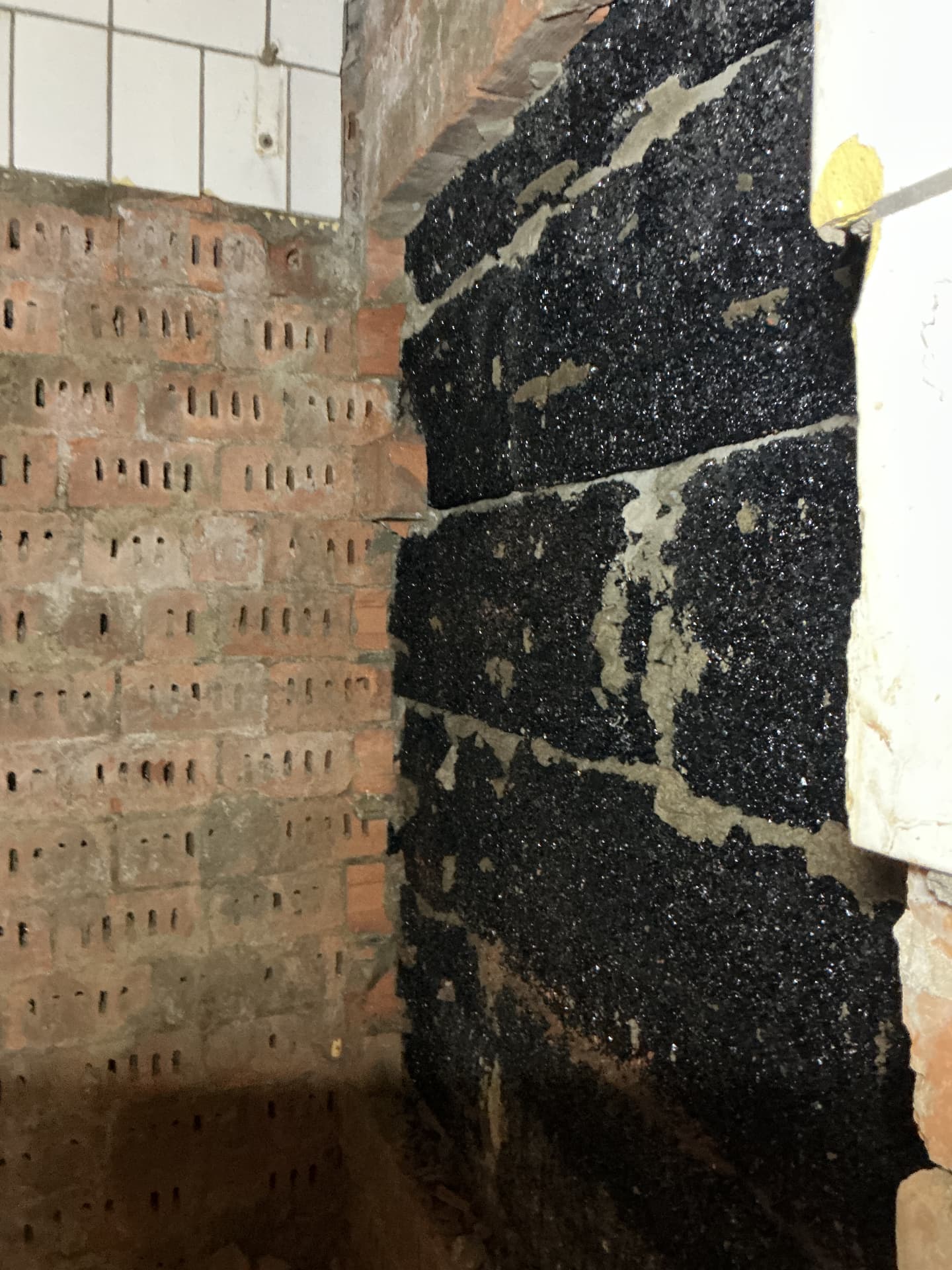 Teerhaltiges Mauerwerk im Gewölbekeller während der PAK-Sanierung
